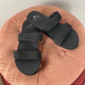 BILLABONG - BLACK SANDELS SIZE 7